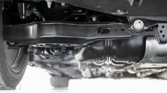 Pourquoi les voitures de luxe privilégient-elles les « bras de commande robustes en alliage d’aluminium » ?